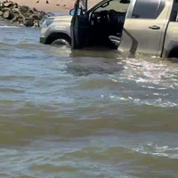 Auto rijdt iets te ver door op de Trailerhelling 