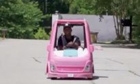 Amerikaan dumpt normale auto en rijdt nu rond in Barbie-camper