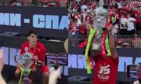 Spartak-speler Pablo Solari maakt gewonnen beker direct stuk tijdens feest