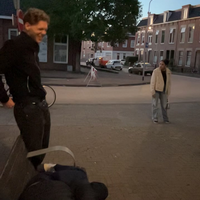 Mevrouw wordt boos op vriend die zn mattie niet helpt 