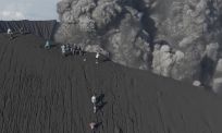 Drone legt heftig moment vast op Dukono-vulkaan vlak voor fatale eruptie