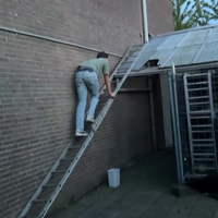 Kom van dat dak af!