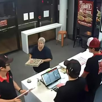 Mevrouw is niet blij met haar pizza en komt er wat van zeggen
