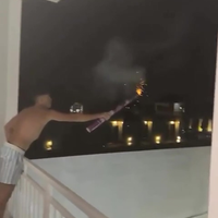 Lekker vuurwerkje afsteken vanaf het balkon