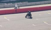Zip 180cc neemt het op tegen Hayabusa tijdens dragrace en dat loopt anders dan verwacht