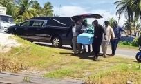 Begrafenis in Guyana gaat compleet mis wanneer lichaam uit kist valt