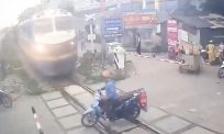 Motorrijder negeert spoorbomen en wordt geraakt door trein in Hanoi