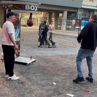 Man kopt boksbalmachine