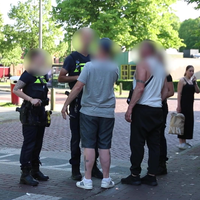 Man bijt agente en schopt agent bij aanhouding na incident op plein