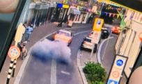 Auto geeft een rookshow in Breda