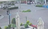 Man fietst rustig door terwijl pinautomaat achter hem ontploft bij plofkraak in Drachten