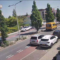 Fatbikert zit op telefoon
