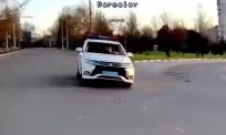 Drone knalt op politieauto in Kherson: bizarre beelden 