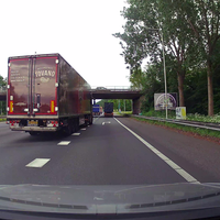 Bijna onder de vrachtwagen 
