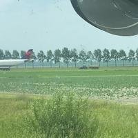 Sprintrace tussen 2 boeren en vliegtuig 