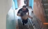 Omstanders grijpen in nadat man meisje flat in trekt in Russische Tyumen