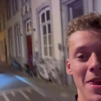 Vriend fietst tegen de paal