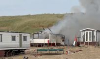 Video: brandweer strijdt urenlang tegen grote strandbrand in Egmond aan Zee