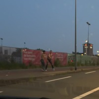 Lionel Rchie met blote basten 