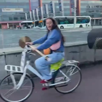 Meeisje vervoert lamp op de fiets