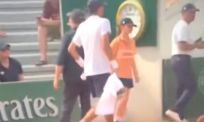 Tennisser krijgt internet over zich heen na opvallend moment met ballenmeisje