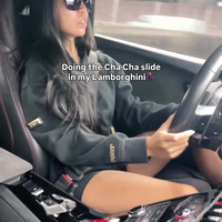Vriendinnetje mag ff in de Lambo 