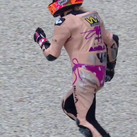 Bikiniracer op haar plaat