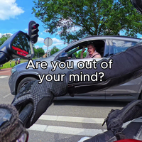 Boze opa komt verhaal halen bij motorrijderd