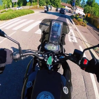 Motorrijder speelt klaarover