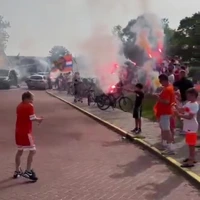 Jan Paul van Hecke wordt uitgezwaaid door het hele dorp