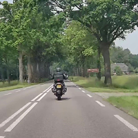 Motorrijdert doet dansje 