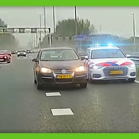 Even de plisie afsnijden! | Dumpert Dashcam 67