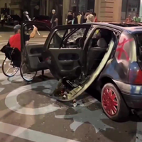 Rolstoelhooligan slaat auto met krukken