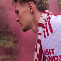 Martin Ødegaard kopt politieagent bij Arsenalhuldiging