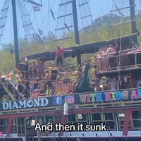 Toeristenpartyboot in Turkije doet Titanicje