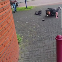 Camera man van rtv oost maakt snoekduik in Vriezenveen 