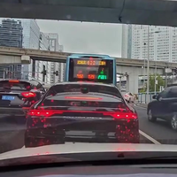 Bus in China blokkeert zicht op stoplichten