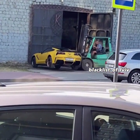 Parkeren voor de ingang van het magazijn