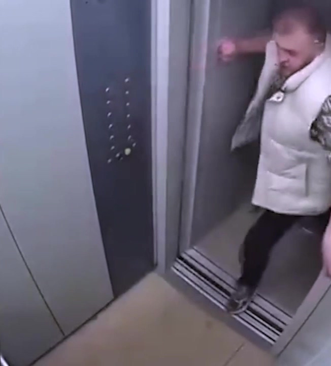 Meneer is boos op de lift