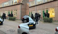 Politie doet verwoede poging om deur open te krijgen, internet kijkt mee