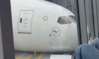 Nieuwe Lufthansa Dreamliner flink beschadigd nadat neuslandingsgestel het begeeft