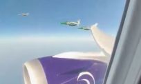 Spectaculaire escorte van Saudi Falcons gefilmd vanuit nieuwe Dreamliner