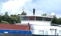 Man op binnenvaartschip hoort hardcore vanaf het water en gaat meteen los