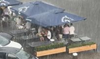 Terrasje pakken in Amsterdam? Dan moet je soms even doorbijten