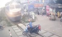 Motorrijder negeert spoorbomen en wordt geraakt door trein in Hanoi