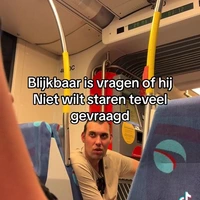 Man staart in trein Den Haag 