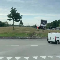 Vrachtwagen ziet rotonde over het hoofd