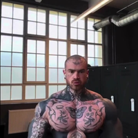 Stoere tatto man