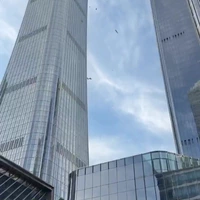 Vliegtuigje vliegt tegen hoogste wolkenkrabber van Peking