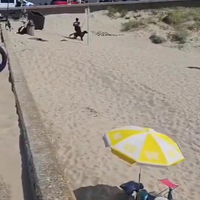 Jongeren in Scheveningen vluchten het water in